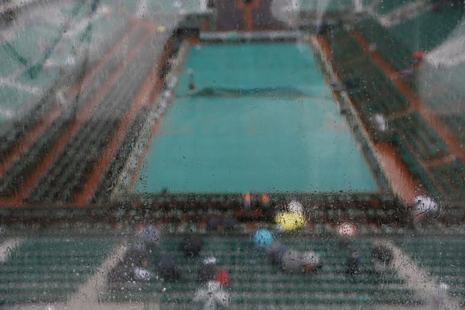  Ancora pioggia a Parigi: il programma della quinta giornata del Roland Garros  bloccato e tutti i campi sono stati coperti con i teloni.  il secondo stop da questa mattina. Sul Court 3 era in campo Fabio Fognini col  ceco Lukas Rosol. Al momento dell'interruzione l'azzurro era sul 2-2 del primo set, 40-0 sul servizio dell'avversario. 